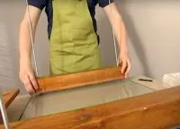 Стъклена маса с ръцете си