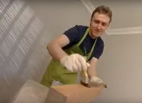 Стъклена маса с ръцете си