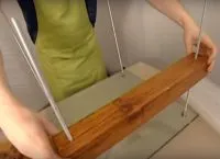 Стъклена маса с ръцете си