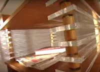 Стъклена маса с ръцете си