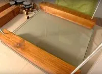 Стъклена маса с ръцете си