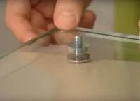 Стъклена маса с ръцете си