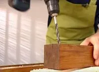 Стъклена маса с ръцете си