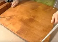 Стъклена маса с ръцете си