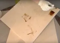 Стъклена маса с ръцете си