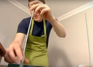 Стъклена маса с ръцете си