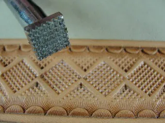 Stamping върху кожата като у дома си със собствените си ръце