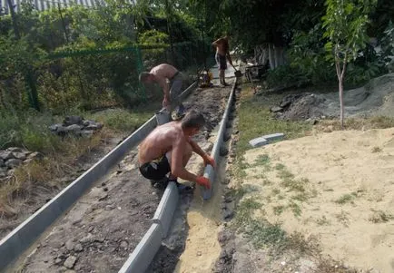 подреждане технология се тротоарни плочи, върху пясъка с ръце