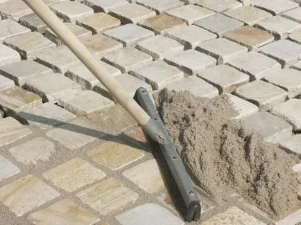 подреждане технология се тротоарни плочи, върху пясъка с ръце