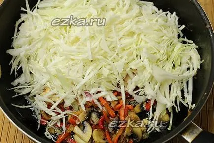Запържете зеле с пиле и гъби рецепта със снимка