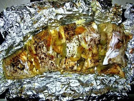 Вкусна печена риба пикша във фолио на фурна със снимки