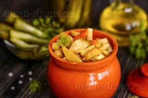 Задушено месо с пилешко и картофи в рецептата фурна със снимка