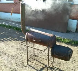 Smokehouse горещо пушена свои ръце