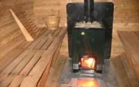 Дървената пода в гаража с ръцете си от бордовете