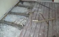 Дървената пода в гаража с ръцете си от бордовете