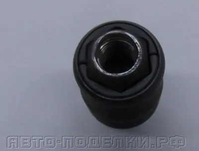 Секретира ядки върху колелата с ръцете си, занаяти за автомобили