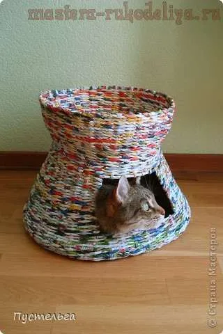 Малка къща за котка от вестници