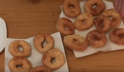 Donuts sietve sült egy serpenyőben