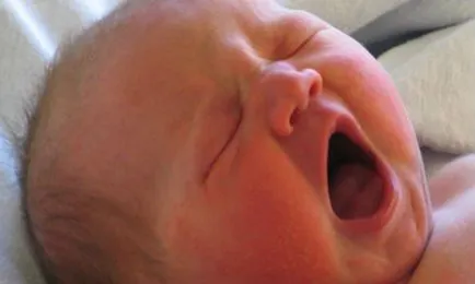 Защо новородено често кихане какво да прави и как да се помогне на