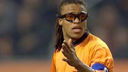 Mijlocașul olandez Edgar Davids pe fotbal