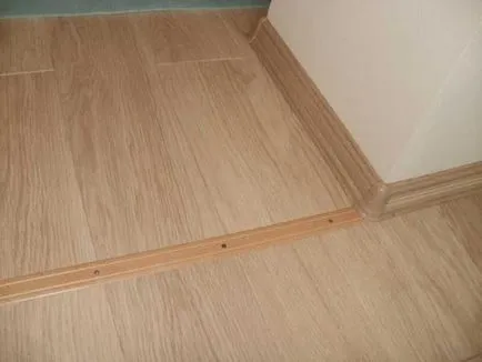 Porozhki linóleum mint laminált csatlakozzon a szobák közötti küszöb T alakú padló és rugalmas