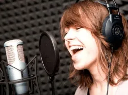 Lucrul cu microfonul în timpul înregistrării vocale în studio