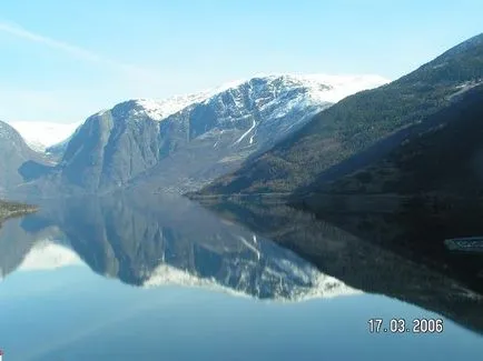 A történet egy utazás Norvégia saját jelentését az út, hogy a fjordok