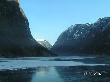 A történet egy utazás Norvégia saját jelentését az út, hogy a fjordok