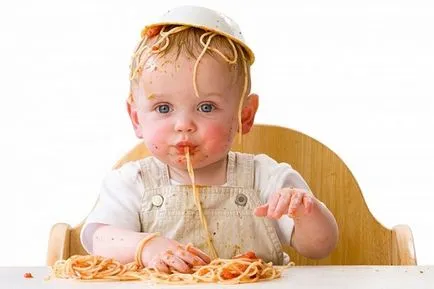 copil răsfățat în timpul de hrănire