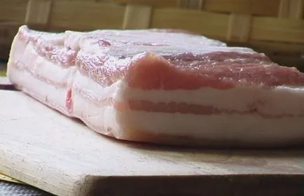 Rețetă bacon sărat cu usturoi și piper într-un rural
