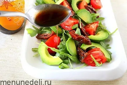 Salata de rețetă cu avocado și roșii uscate