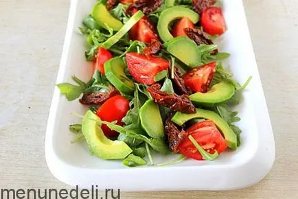 Salata de rețetă cu avocado și roșii uscate