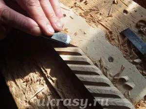 Издълбани дървени рафтове под иконата на гайката
