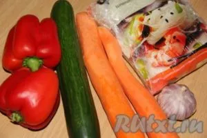 Saláta uborka és paradicsom fokhagymás - készül lépésről lépésre fotókkal