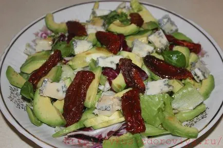 Salata cu rosii uscate la soare și avocado