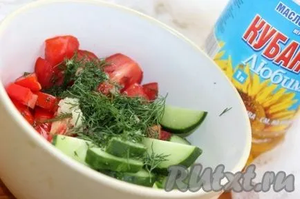 Saláta uborka és paradicsom fokhagymás - készül lépésről lépésre fotókkal