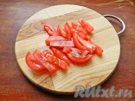 Салата от печено свинско месо, домати и краставици - рецептата със снимка