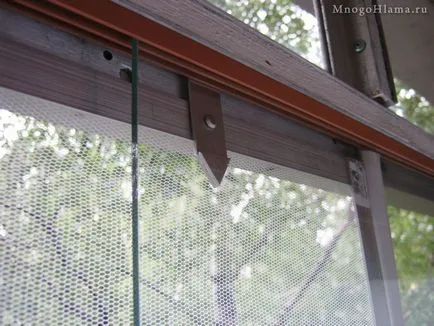 Домашна рамка с мрежа против комари на прозореца на балкон