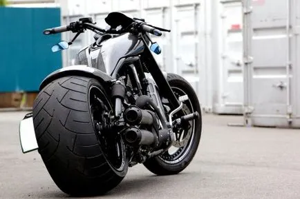 Широкият задната гума на мотоциклет