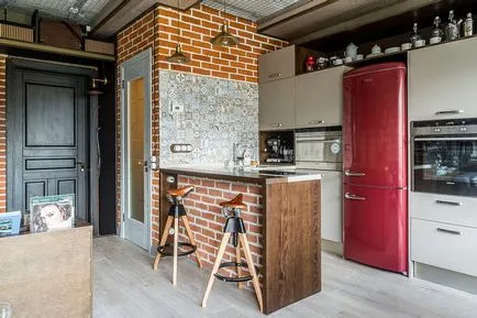 Vechea zidărie de cărămidă în interiorul o bucătărie modernă