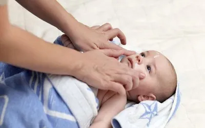 Egy újszülött pelyhek és oblazit bőr a test, arc, homlok