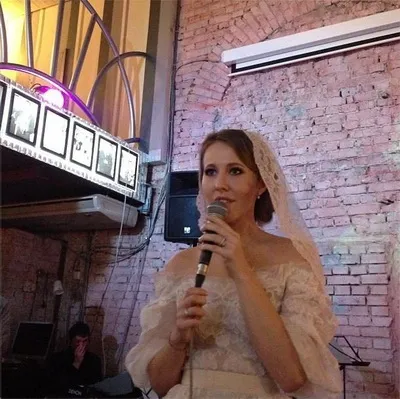 A hálózat az esküvői képekkel a Ksenia Sobchak (fotó)