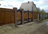 A kerítés gerendákból készült