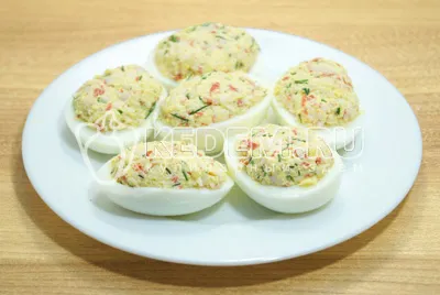 Яйца пълнени с раци пръчки, стъпка по стъпка рецепта със снимки - закуски