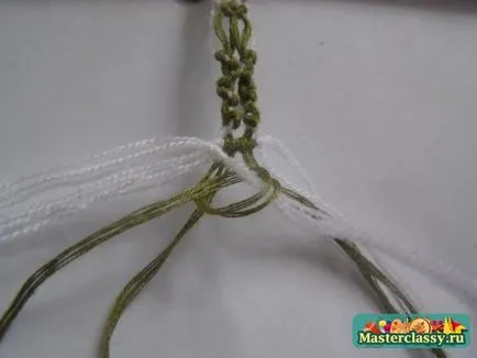 Semne de carte cu mâinile lor în arta de a macrame