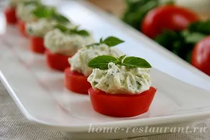 Aperitiv de tomate cu cremă de brânză moale și busuioc