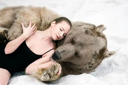 Момиче в ръцете на мечка в снега шокира Снимки на български модели видео Lidii Fetisovoy