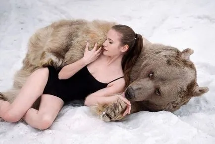 Fata în brațele unui urs în zăpadă șocat foto online din Romania modele video de Lidii Fetisovoy