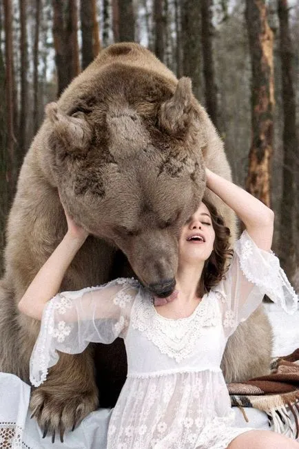 Момиче в ръцете на мечка в снега шокира Снимки на български модели видео Lidii Fetisovoy