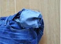 Jeans pentru femeile gravide cu mâinile lor